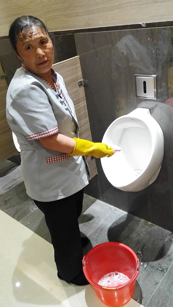 头上滴着汗水手上沾着尿骚味的保洁女工