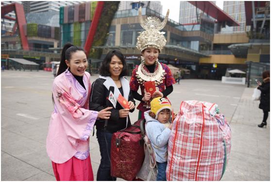 “酉阳桃女郎”贵阳街头派送万元回家路费