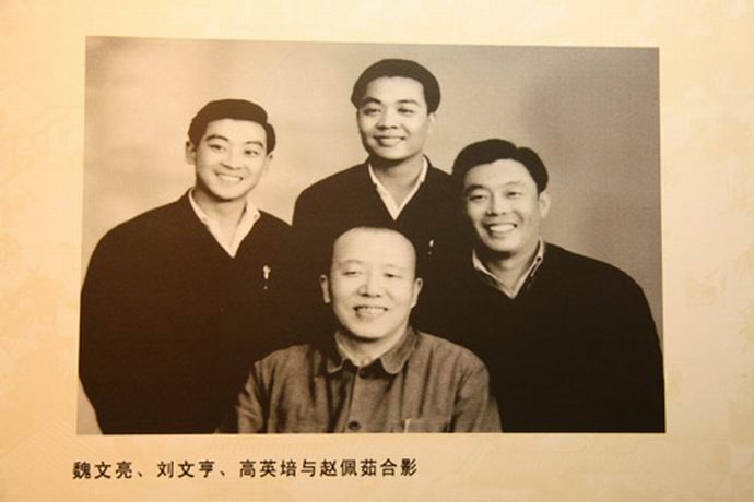 郭德纲的师傅侯耀文师兄弟,郭德纲辈分最高的师爷