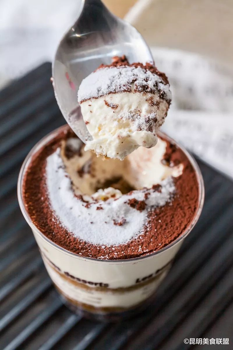 猎奇！昆明街边甜品店，居然每天200美少女拥挤这里生吃多肉