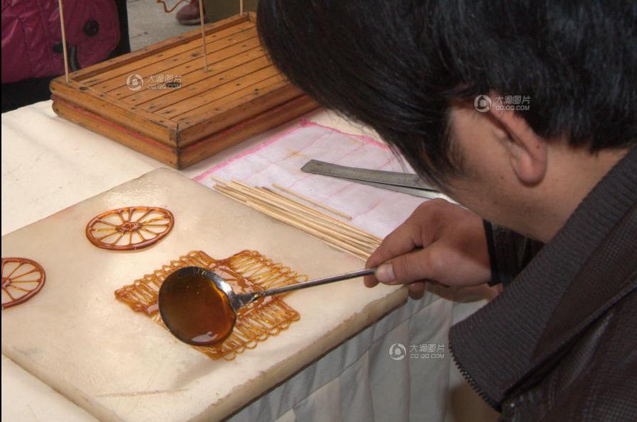 男子做糖画30多年作品常被人高价购买收藏