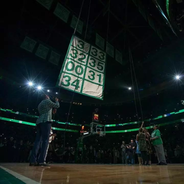 北岸花园的5号球衣,北岸花园球馆旗帜