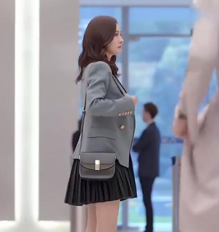 谈判官杨幂职场穿衣成范本,杨幂在谈判官中的穿搭你们喜欢吗