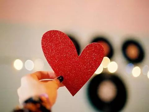 广州司机连闯两个红灯,连闯2个红绿灯