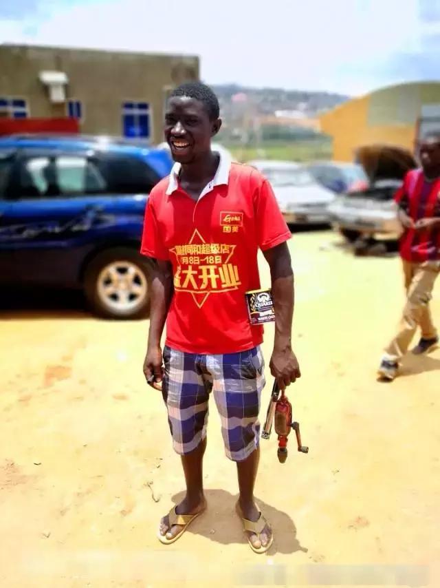 非洲富人奢侈品：有中文字的旧衣服更值钱