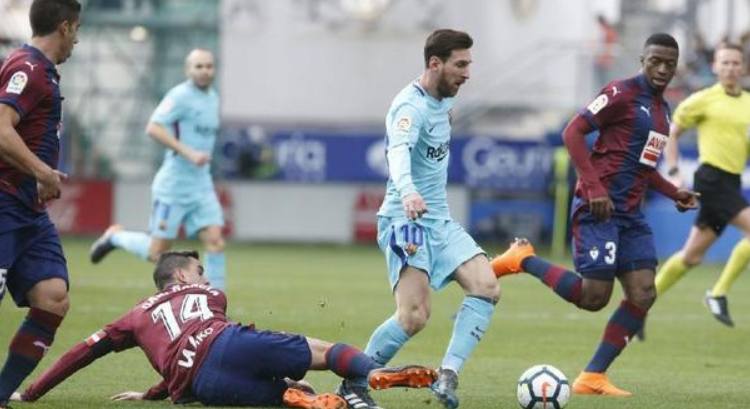 小镇球队输球不输势,少打一人对攻巴萨,一数据力压西超双雄