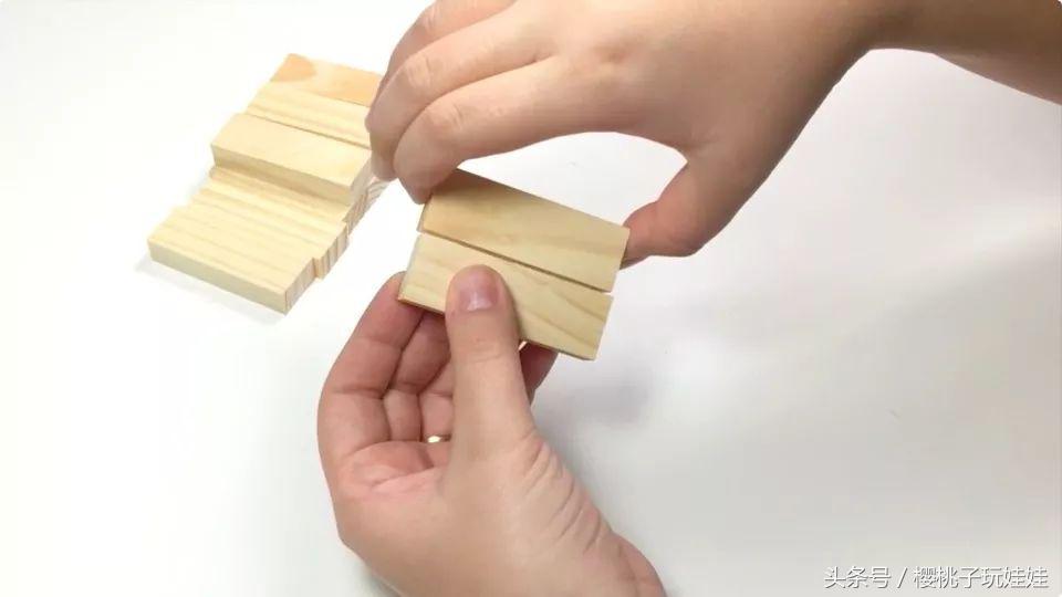 用鞋盒给芭比娃娃做一个简单的床,给芭比娃娃做超大自制床