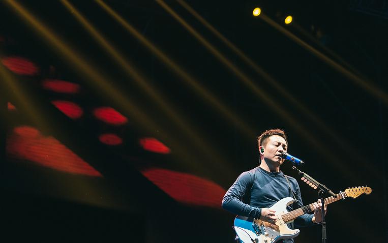 奋力跳到音响上唱歌，这大概是许巍这几年最燃的一次现场了！