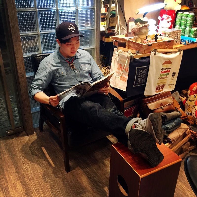 买过厂鞋，做过编辑，见证本土潮流变迁的他如今只留下这两色球鞋