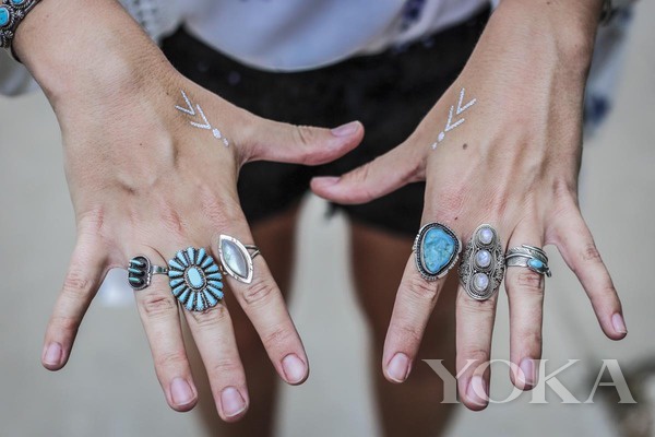 ins上最火的戒指叠戴方法,素圈粗戒指叠搭戴法