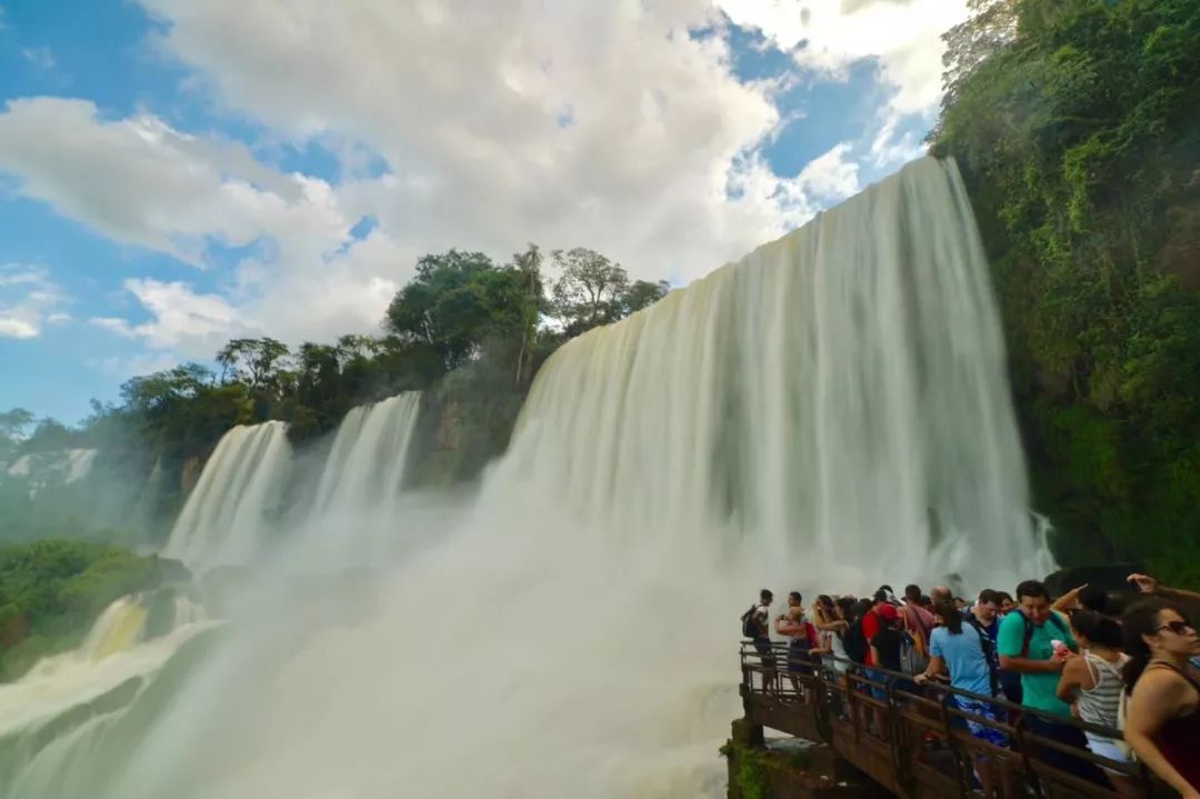 经常去旅行的人钱从哪来,去旅游的钱从哪里来的