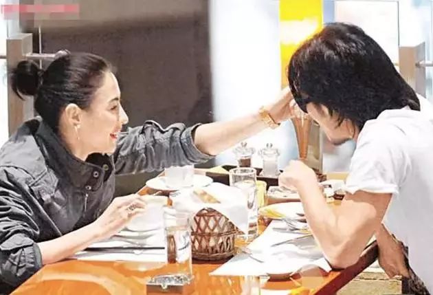 王菲谢霆锋甜蜜相处,王菲谢霆锋十指紧扣大秀恩爱