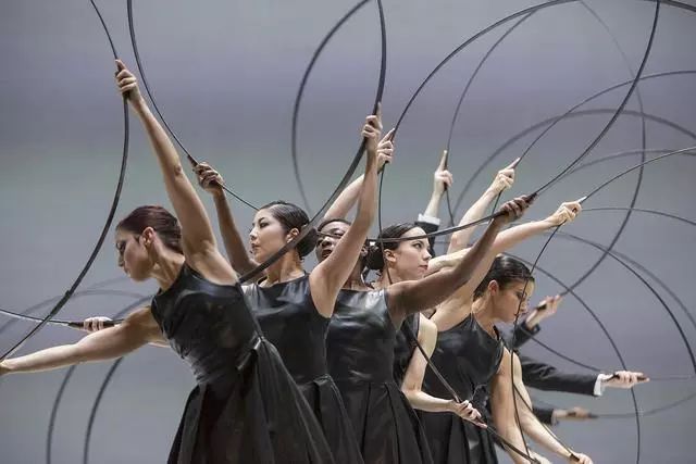 YT现场｜与三吨黏土共舞？艺术家如何让剧院变身作品的舞台