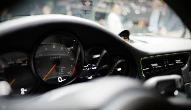 这下好了，保时捷也开始想干掉特斯拉了