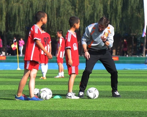 体育之窗申请股票摘牌,梅威瑟竟开始接受MMA专业训练?|懒熊早知道