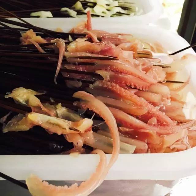 武汉一女学生拿着10块钱去买好吃的，竟然被。。。