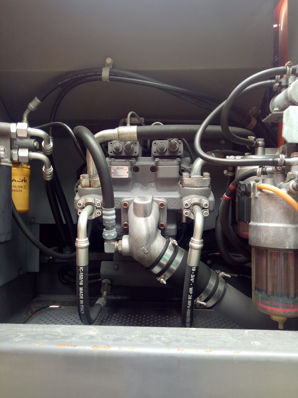 2015年的二手日立55挖掘机价格表,精品原装日立2003二手挖掘机出售