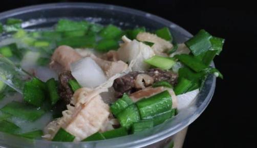 一碗牛杂能在夜市立足几十年,牛杂记忆深处的味道