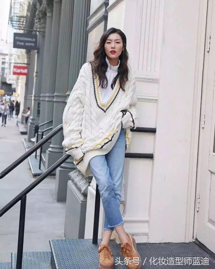 毛衣衬衫最温暖的叠穿套路,墨绿色毛衣配的衬衫穿搭