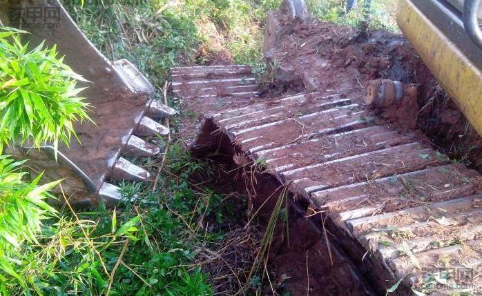 挖掘机链轨脱轨了怎么办,旋挖挖掘机掉链子怎么办