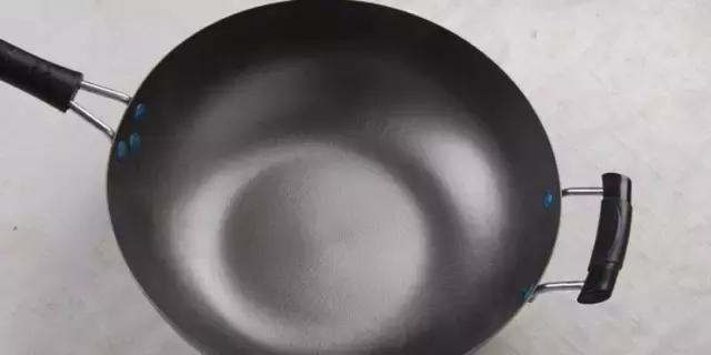 新买回来的铁锅怎么弄铁锅不生锈,为了防止铁锅生锈用什么防锈方法