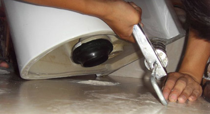 马桶安装后发现不平,马桶安装完仍然漏水是怎么回事