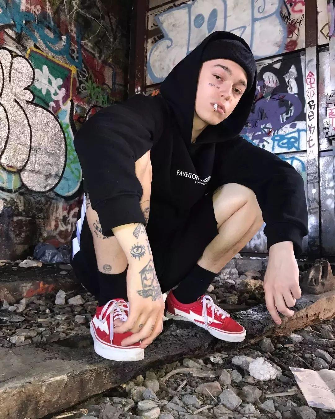 想骚还能买得起,开学这么穿让你成功撩到学妹哦