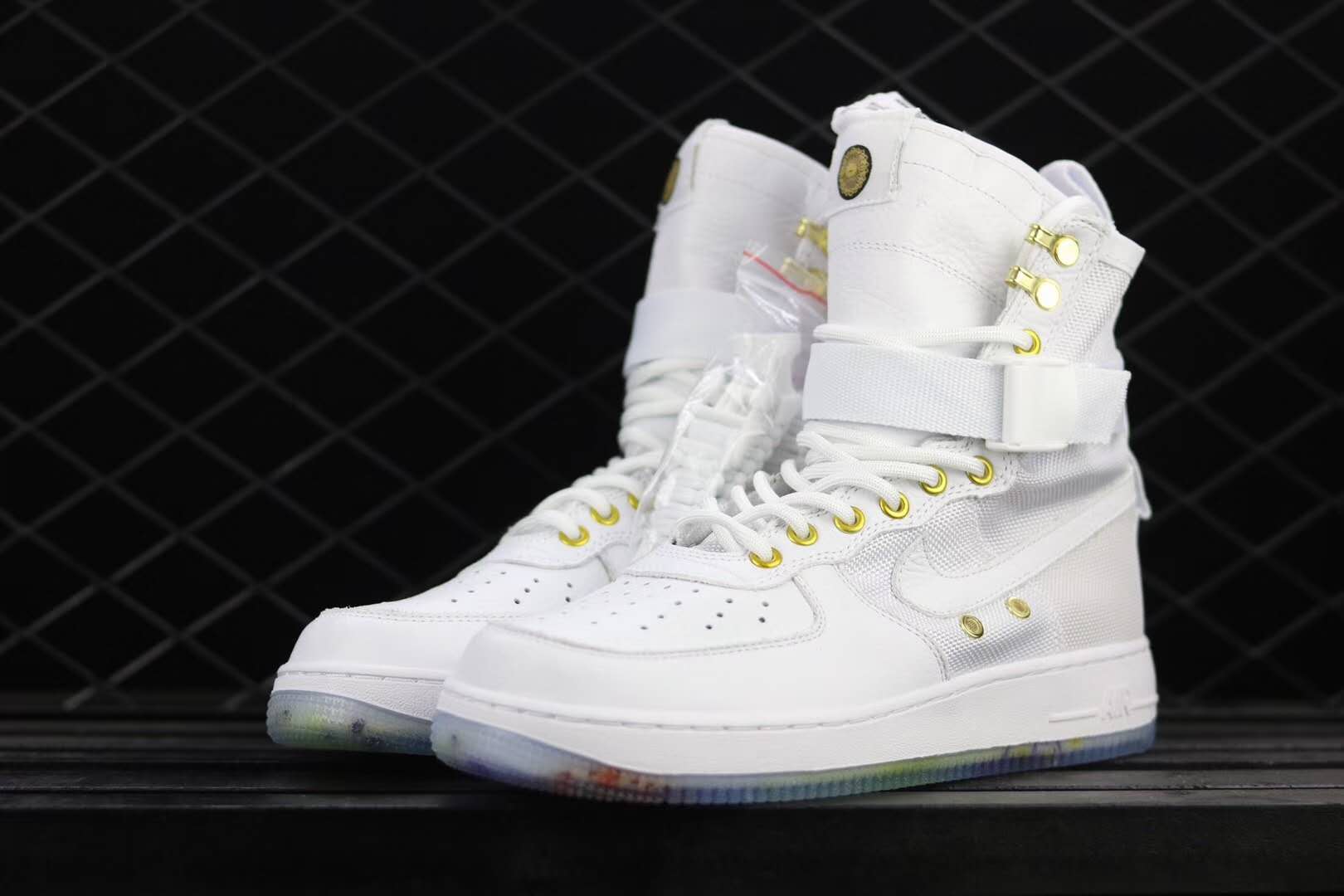 潮鞋nikeair,nikeairforce1龙年限定鞋后跟