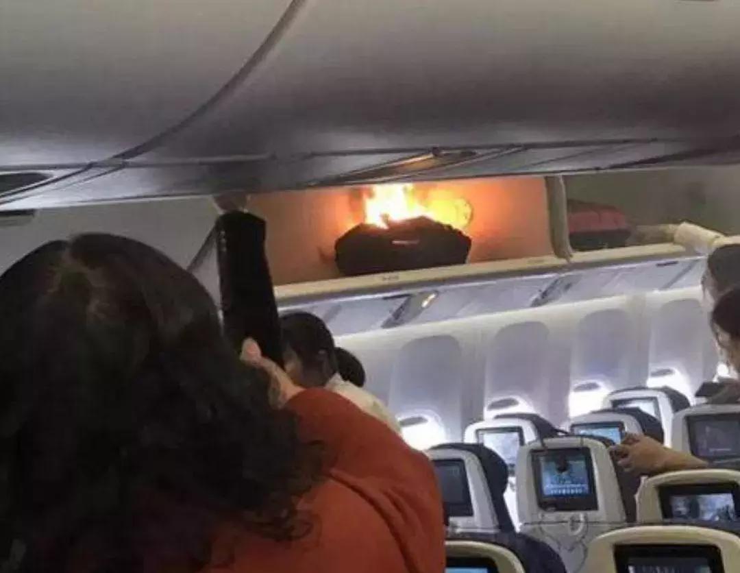 飞机上旅客带的充电宝着火,飞机上充电宝起火怎么处置