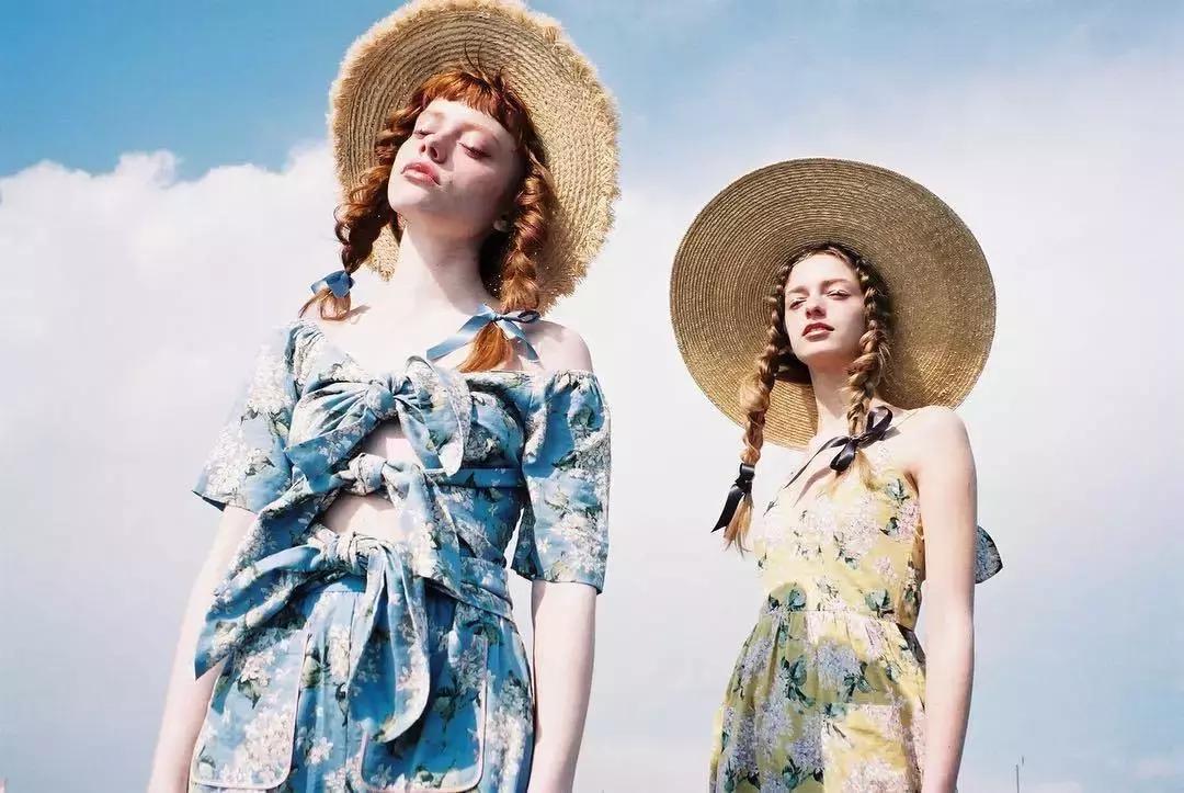 小众轻奢单鞋秋冬搭裙子,仙气裙子搭配的小白鞋推荐