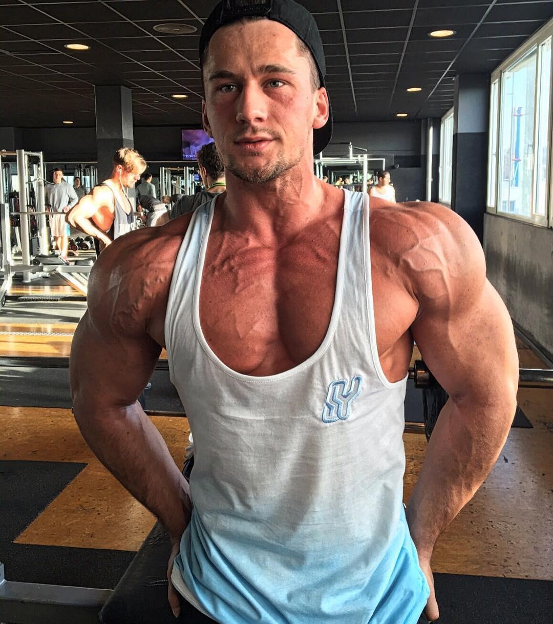 男生胸肌练太大撑衣服怎么办,男生胸肌太大怎么减无器械