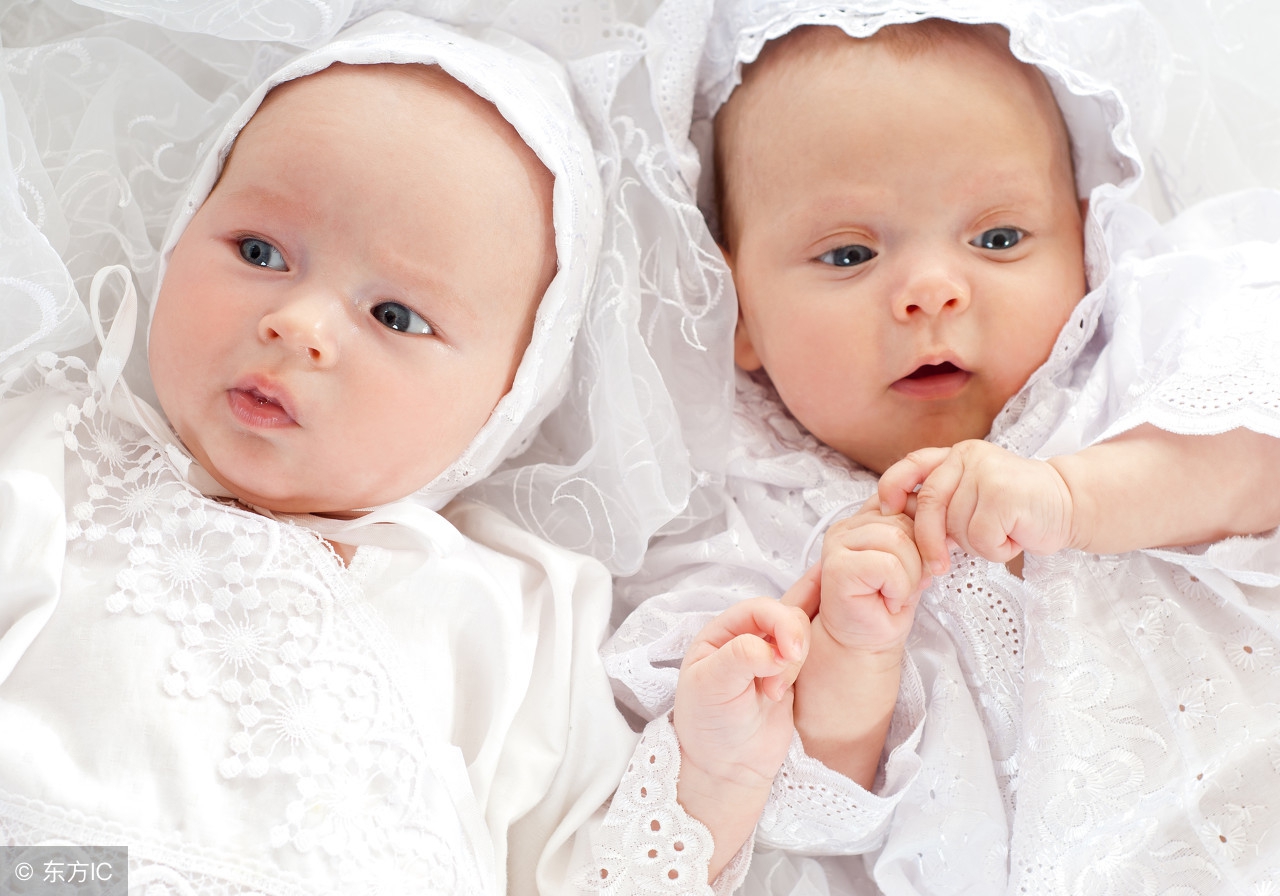 新生儿紧握拳头,新生儿手握拳头很紧发紫