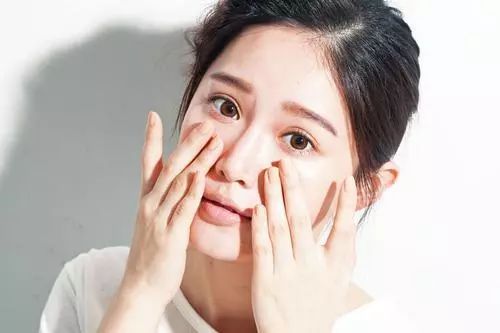 新手补妆一般用什么补,中途补妆视频教程