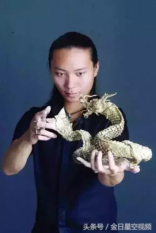 用纸折出来的能卖20万的螳螂,折纸天才秦坤一只纸螳螂卖到21万