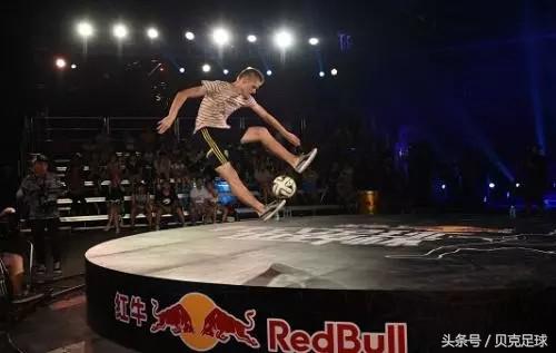 三个可以惊艳全场的花式足球技巧,花式足球和职业足球