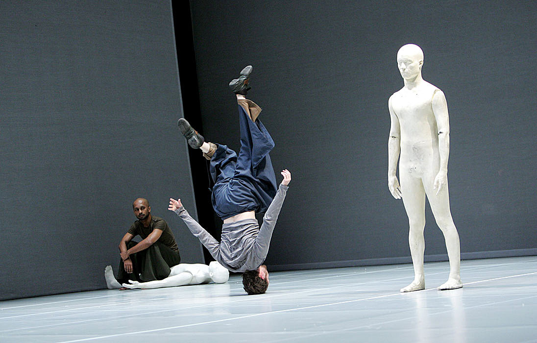 艺术家不仅与“硅胶假人”共舞，还与少林寺僧人合作《佛经》