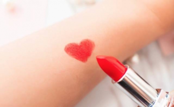 适合中年女性的口红颜色及品牌,第一次买口红买哪个好一点