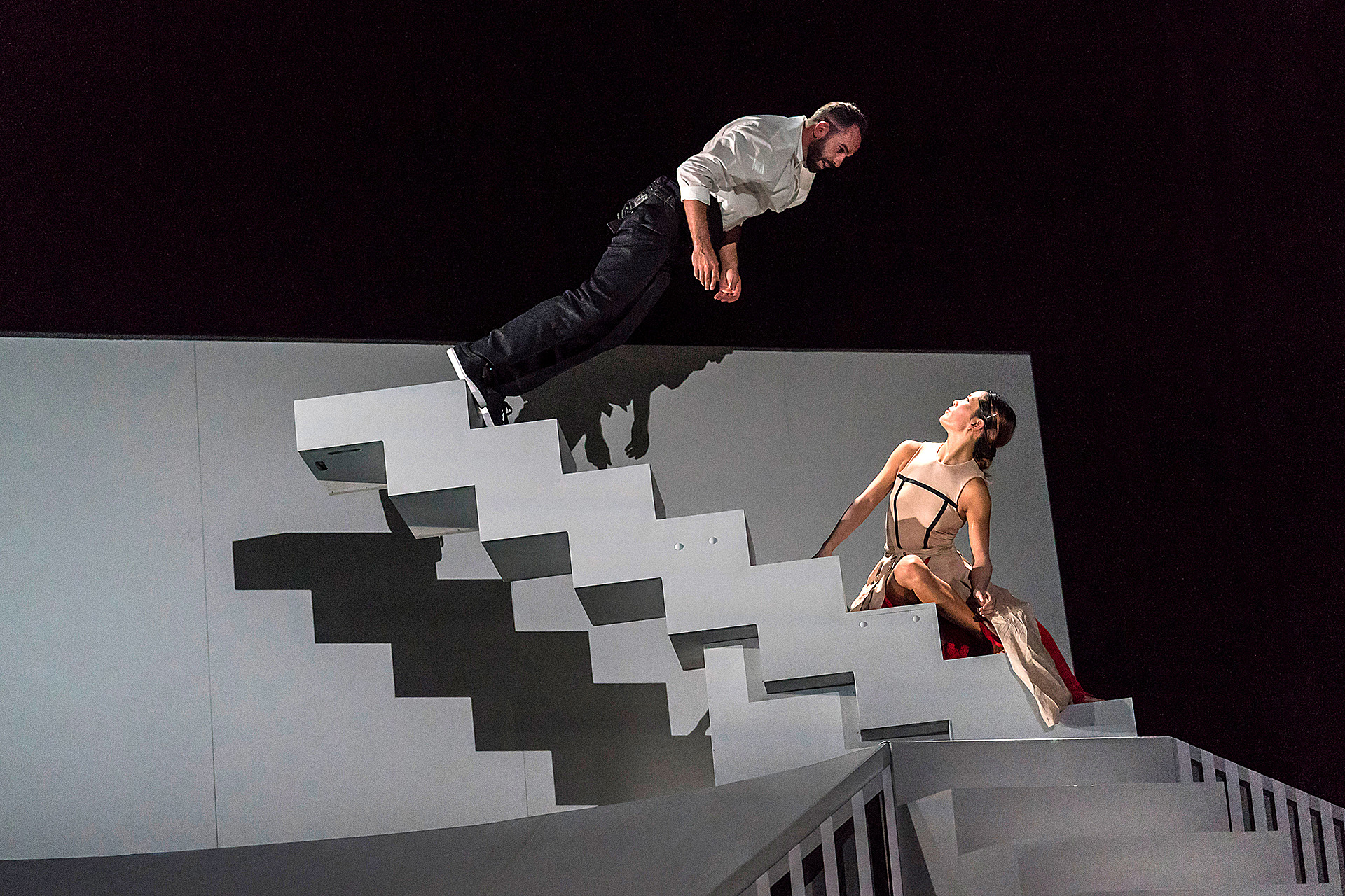 艺术家不仅与“硅胶假人”共舞，还与少林寺僧人合作《佛经》