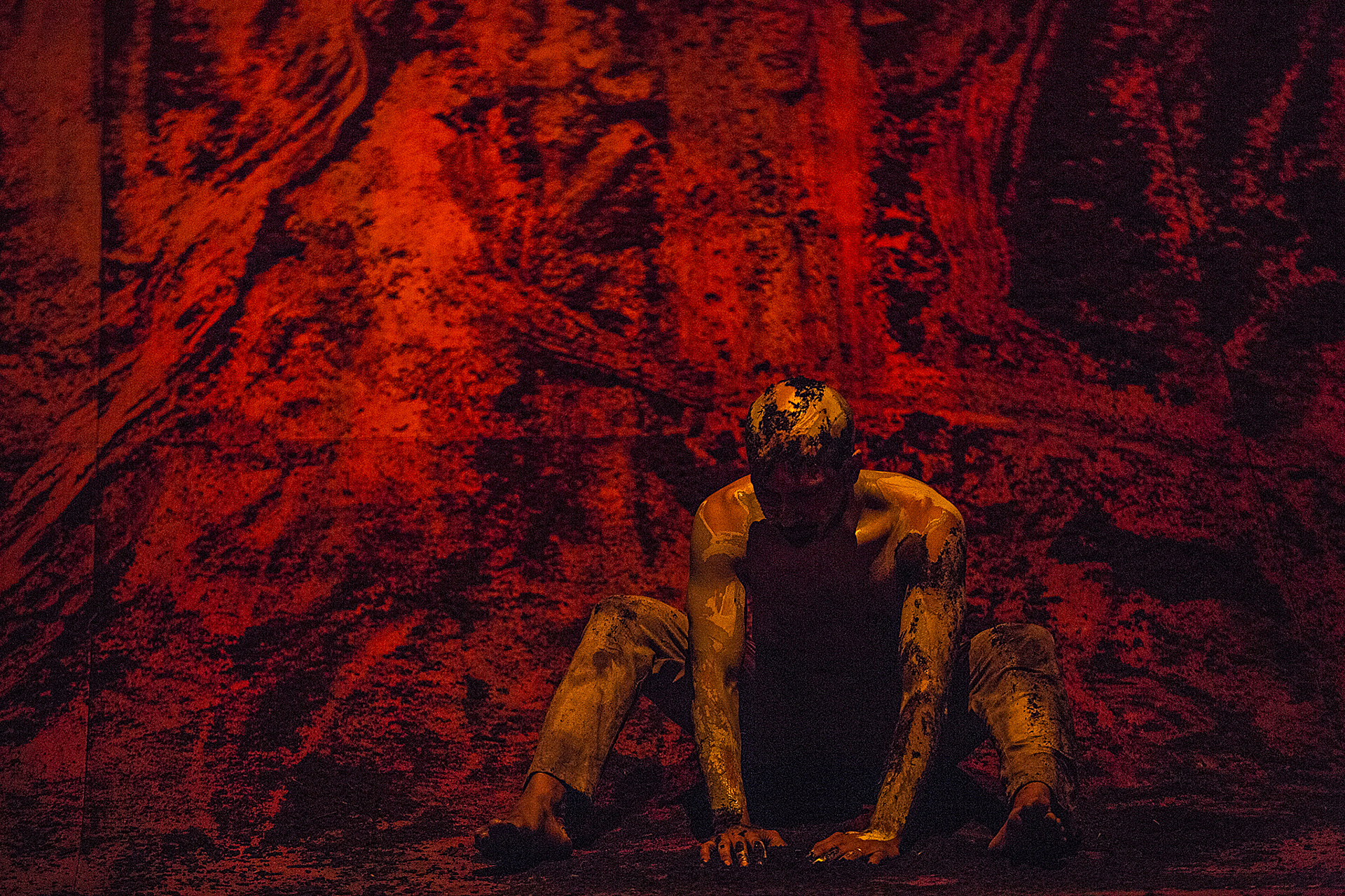 艺术家不仅与“硅胶假人”共舞，还与少林寺僧人合作《佛经》