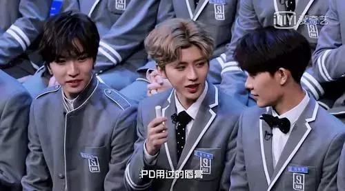 蔡徐坤张艺兴唇膏图片,朱正廷看蔡徐坤唇膏