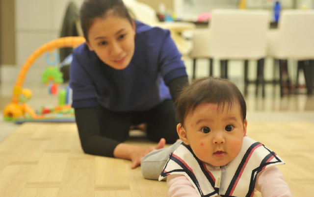 贾静雯咘咘被蚊子咬了,贾静雯女儿咘咘怕虫子