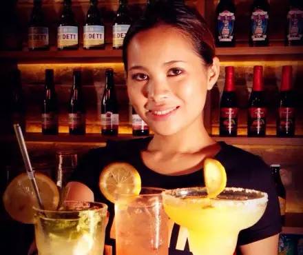 东莞欧冠决赛看球,欧冠决赛看台举杯