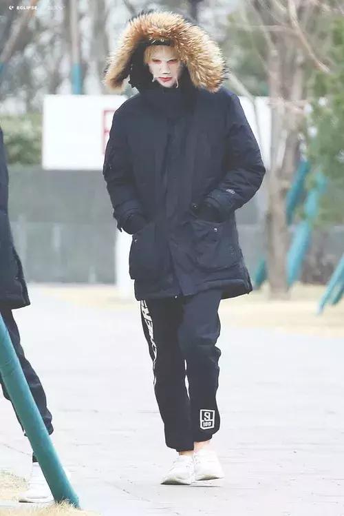 蔡徐坤张艺兴唇膏图片,朱正廷看蔡徐坤唇膏