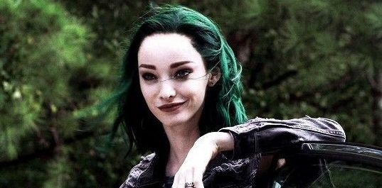 爆红网络靠一头绿发？让80万人沦陷的绝世美颜，竟是靠化妆台上的