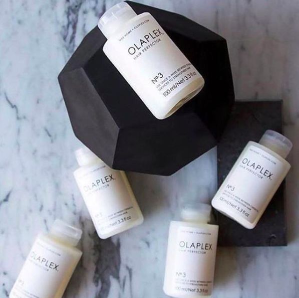 爆红网络靠一头绿发？让80万人沦陷的绝世美颜，竟是靠化妆台上的