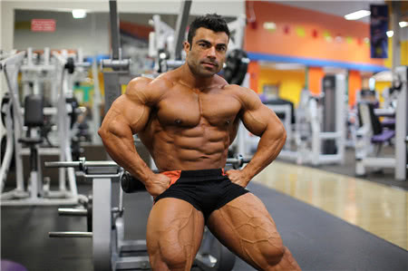 4个哑铃动作满足居家练臀需求,4个哑铃锻炼方法打造厚实大肩膀