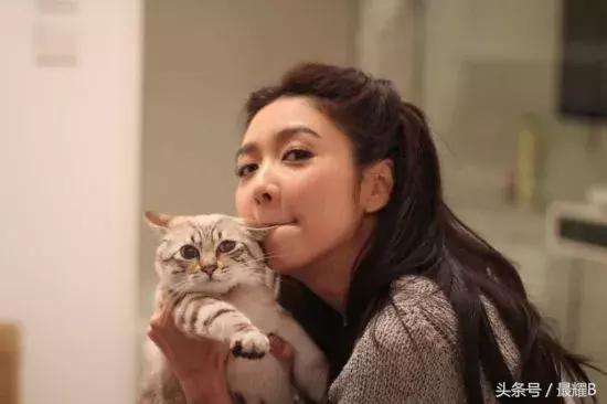 37岁的F小姐出道15年,不管怎么努力就是不红