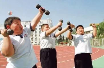 父母太胖小孩上不了学,孩子胖自卑不想上学怎么引导