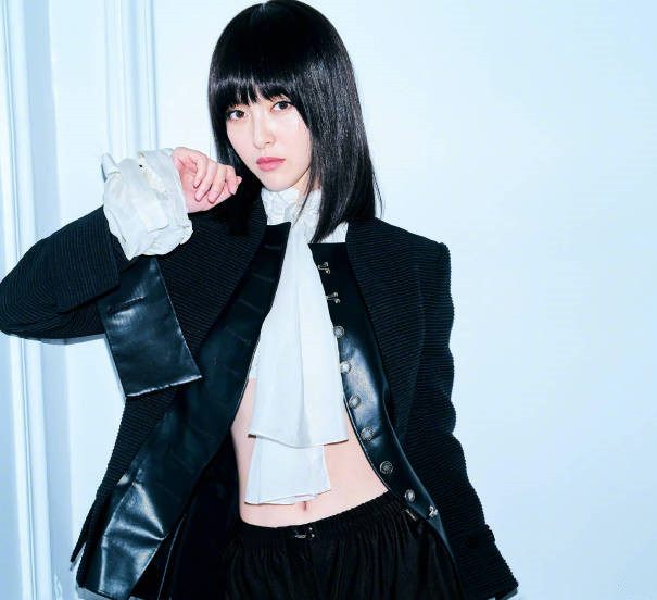 唐嫣2018年首秀亮相时装周实力圈粉，唐嫣性感小蛮腰大长腿抢镜