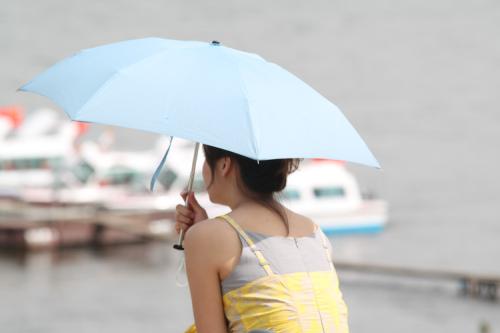 当多愁的春雨滴落在善感的人群，为明天探寻，为活着奔跑